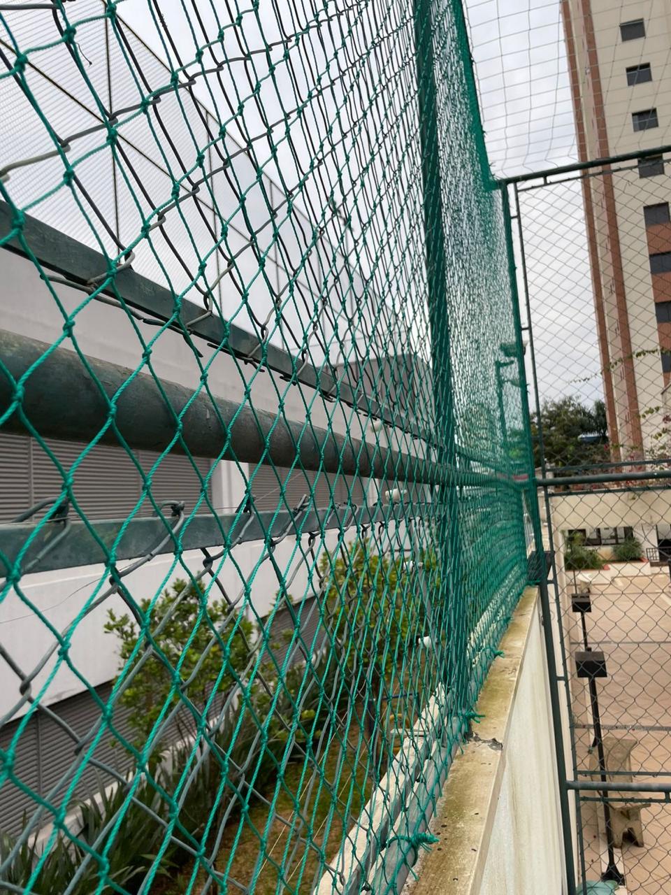 Rede verde de proteção em quadra escolar