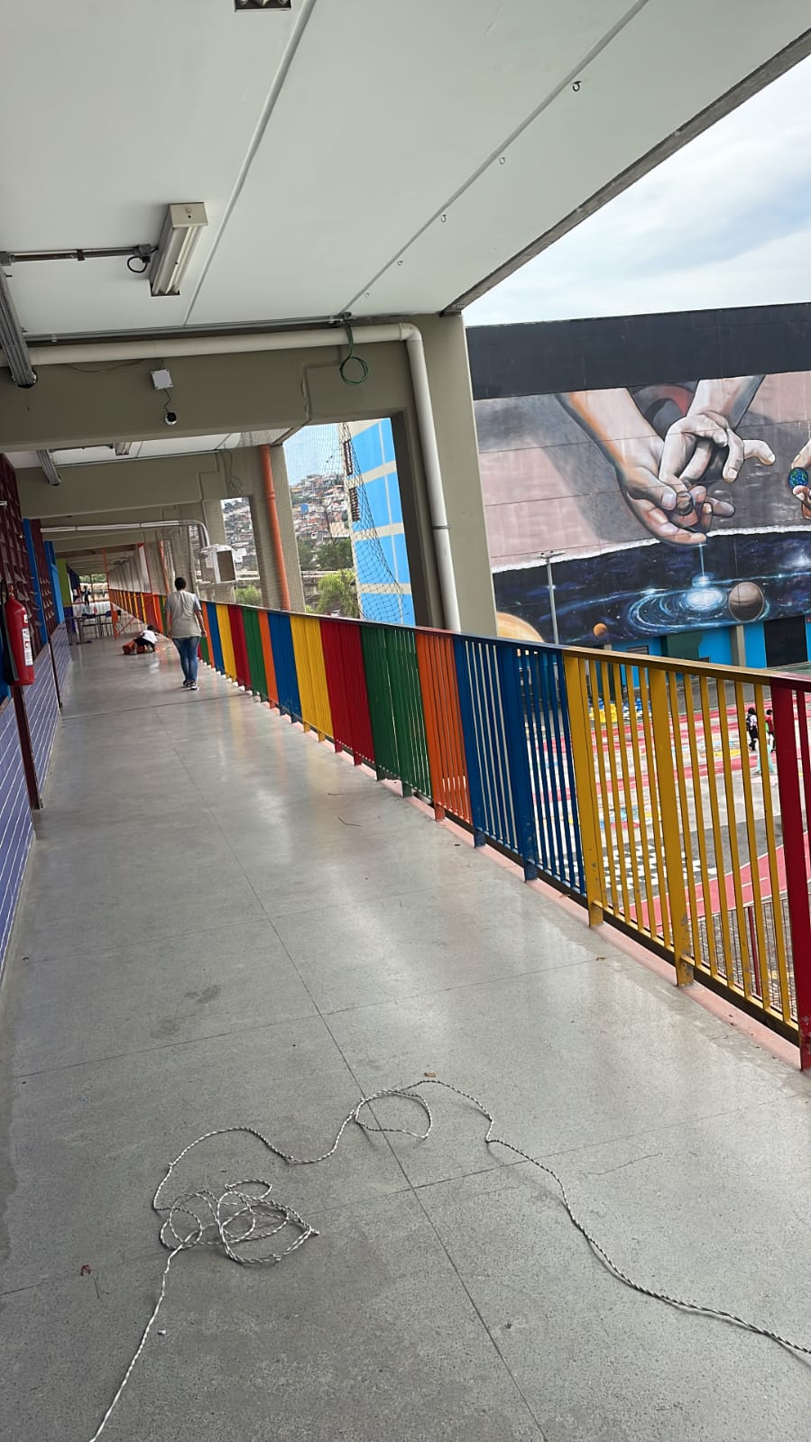 Rede de proteção em corredor de escola colorida