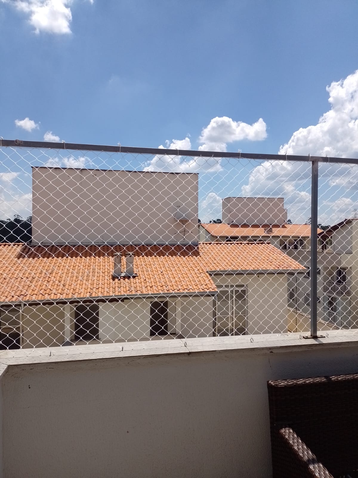 Rede de proteção em terraço residencial com vista de telhados